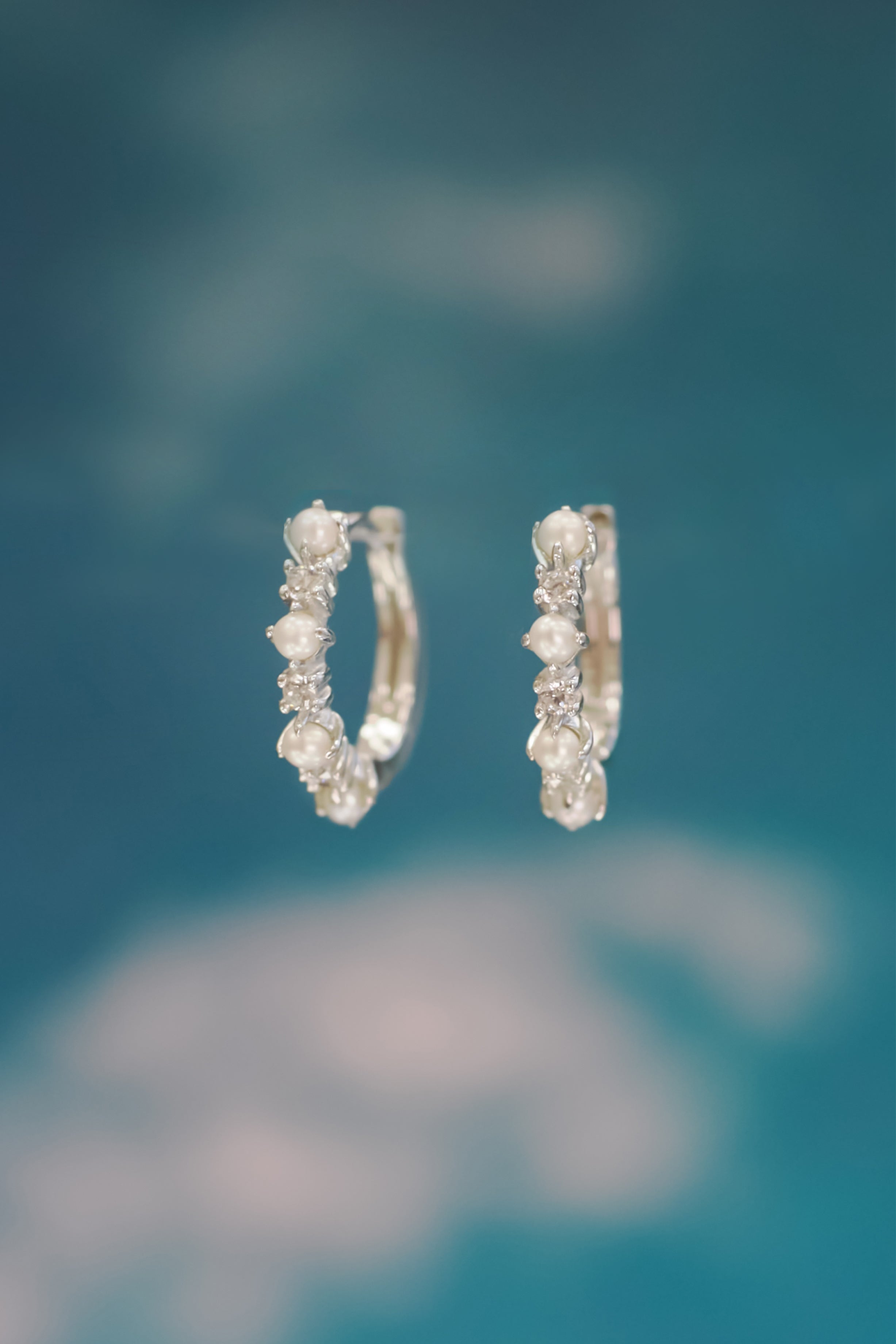 Freshwater Pearl Silver Huggie Hoop Earrings ｜ LOVE BY THE MOON